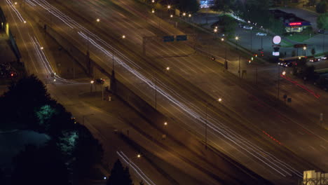 Lapso-De-Tiempo-De-Grandes-Rápidos,-Autopista-De-Michigan-Por-La-Noche-Desde-Un-ángulo-Alto