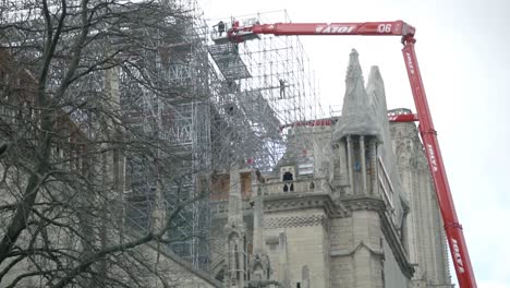 Vista-De-Una-Grúa-Trabajando-Para-Restaurar-Notre-Dame-En-París.