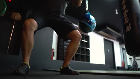 Un-Entrenador-Está-Usando-Un-Balón-Medicinal-Al-Lado-De-Un-Gimnasio