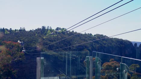 Cuerdas-Del-Teleférico-Panorámico-Sobre-Montañas-Azules.