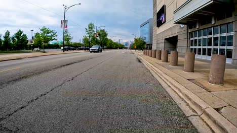 Hyper-Lapse-Perspektive-Einer-Radtour-Entlang-Eines-Grünen-Radwegs-Im-Großraum-Der-Stadt-An-Einem-Sonnigen-Tag