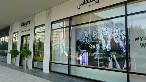 Kosmetik--Und-Haarpflegelinie-Von-Kerastase-Vor-Dem-Schaufenster-Des-Ladens,-Tagesansicht-Im-Stadtrundgang-Von-Dubai