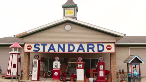 Vintage-rote-Krone-Und-Standard-Benzinpumpen-An-Einer-Alten-Tankstelle