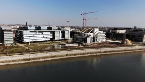 Vista-Aérea-Del-Distrito-Del-Milenio-De-Budapest-En-La-Orilla-Del-Río-Danubio-Y-El-Edificio-Del-Teatro-Nacional