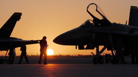 La-Tripulación-De-Vuelo-Prepara-ángeles-Azul-Marino-Para-El-Espectáculo-Aéreo-Durante-El-Amanecer-Temprano-En-La-Mañana-En-Cámara-Lenta.