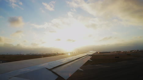 Plane-preparing-to-take-off-on-Humberto-Delgado-airport