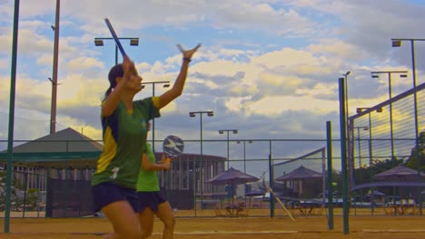 Hermanas-Gemelas-Jugando-Tenis-De-Playa-En-Una-Cancha-De-Arena-En-Brasil