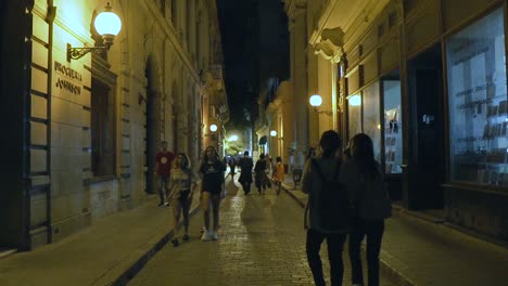 Concurrida-Calle-De-La-Ciudad-Cubana-Por-La-Noche-En-Cámara-Lenta