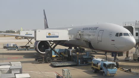 Carga-De-Carga-Timelapse-De-Un-Avión-De-Pasajeros-De-Aeroflot-En-El-Aeropuerto-De-Saigón