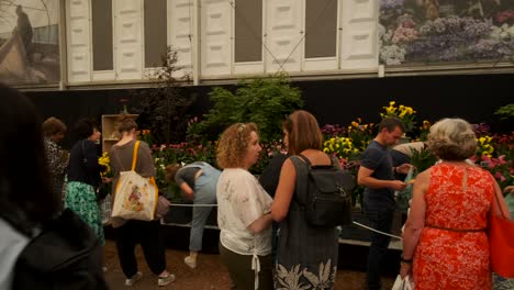 Gente-Haciendo-Cola-Para-Comprar-Plantas-En-La-Exposición-De-Flores-De-Chelsea.