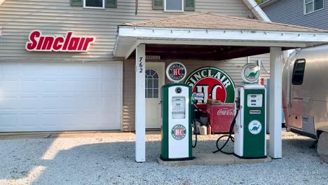 Vintage-Grüne-Sinclair-Benzinpumpen-An-Einer-Alten-Tankstelle