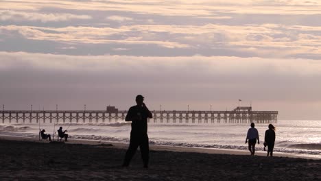 Gente-Caminando-Temprano-En-La-Mañana-Cerca-Del-Muelle-Apache-En-Myrtle-Beach,-Carolina-Del-Sur