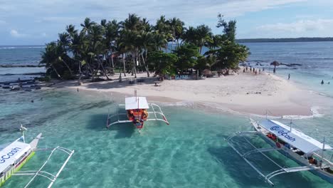 Isla-Guyam---Siargao,-Volando-Bajo-Sobre-Barcos-Turísticos-De-Isla-En-Isla-Hacia-Una-Chica-En-Traje-De-Baño