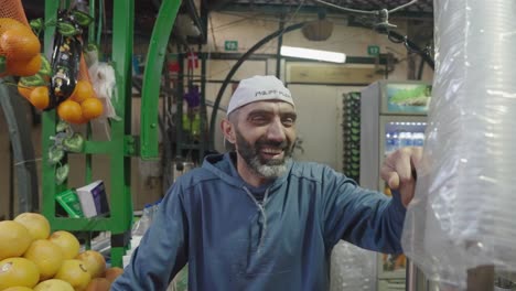 Vendedor-De-Jugo-De-Naranja-En-El-Mercado-Callejero-Del-Casco-Antiguo-De-Nazaret,-Israel