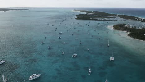 Vista-De-Drones-De-Bahamas-Sobre-El-Impresionante-Puerto-Deportivo-Del-Puerto-Deportivo,-Aéreo