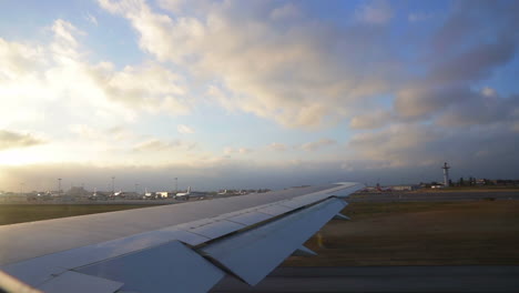 Avión-Despegando-En-El-Aeropuerto-Humberto-Delgado-De-Lisboa.