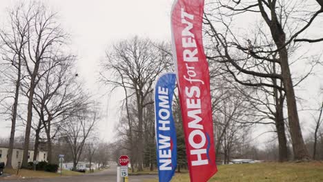 Häuser-Zu-Vermieten-Federbanner,-Fahnen-Wehen-Im-Wind-In-Michigan