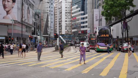 Gente-Cruzando-La-Calle-En-Causeway-Bay.