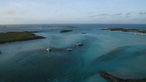 Barcos-Anclados-En-Aguas-Tropicales-En-Gran-Bahama,-Drone-Aéreo