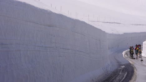 Pared-De-Hielo-Murodo,-Excursionistas-Explorando-La-Ruta-Alpina-En-Tateyama