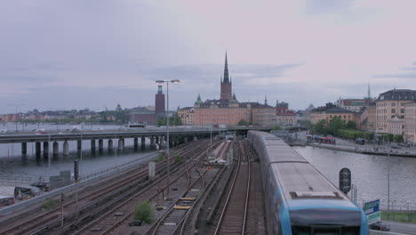 Vista-De-La-Ciudad-De-Estocolmo,-Vista-Desde-La-Esclusa,-Con-El-Ayuntamiento-De-Estocolmo-Y-La-Iglesia-De-Ridarholm-Visibles