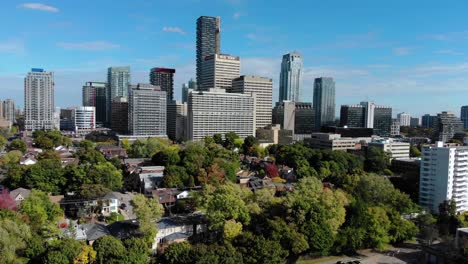 Mudanza-Aérea-Lenta-En-El-Centro-De-La-Ciudad-De-Toronto-Yonge-Eglinton