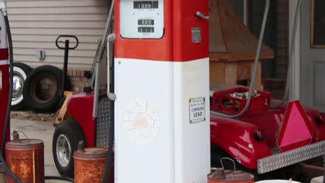 Corona-Roja-Vintage-Y-Bombas-De-Gasolina-Estándar-En-Una-Antigua-Estación-De-Servicio-01