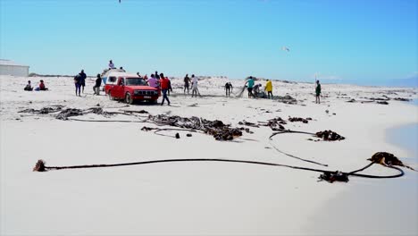 Pescadores-En-La-Playa-De-Muizenberg-En-Un-Día-Soleado