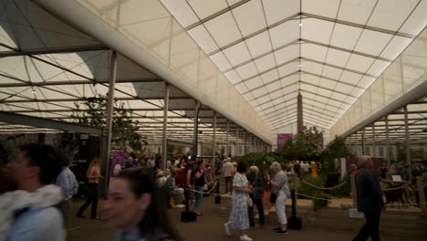 Panorámica-Del-Interior-De-La-Carpa-Principal-Del-Chelsea-Flower-Show.