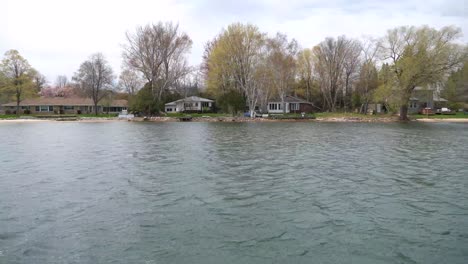 Vorbei-An-Cottages-Am-Ufer-Des-Lake-Michigan