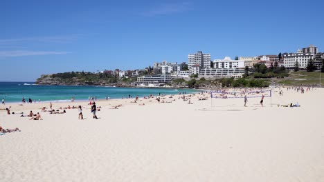 Menschen-Spielen-Volleyball-Am-Sonnigen-Bondi-Beach-In-Sydney