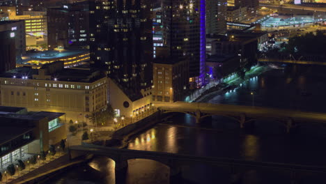 Lapso-De-Tiempo-Del-Centro-De-Grand-Rapids,-Michigan-Por-La-Noche-Desde-Un-ángulo-Alto