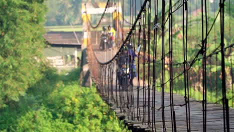 Los-Pueblos-Viajan-En-Motocicleta-A-Través-Del-Puente-Colgante-Para-Ir-A-Trabajar---Actividad-Rural-En-El-Campo-Indonesio-De-La-Mañana