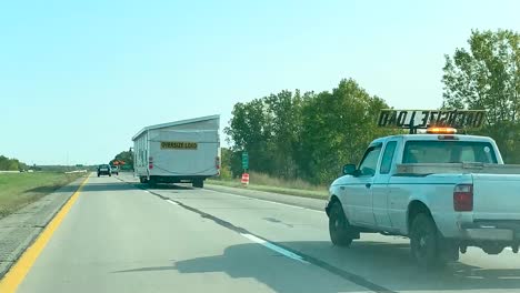 Transport-Eines-übergroßen-Fertighauses-Mit-Breiter-Ladung-Auf-Der-Autobahn-I-96-In-Der-Nähe-Von-Lansing,-Michigan