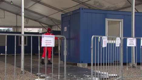 Sanitäter-Betritt-Provisorischen-Triage-Container-Vor-Dem-Krankenhaus