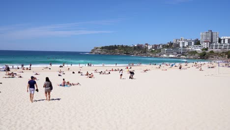 Gente-Divirtiéndose-En-La-Playa-Bondi-De-Sydney.