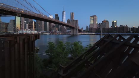 Una-Vista-Aérea-Del-Horizonte-De-Nueva-York-Y-La-Escultura-&quot;tierra&quot;-En-El-Parque-Del-Puente-De-Brooklyn-Por-La-Mañana