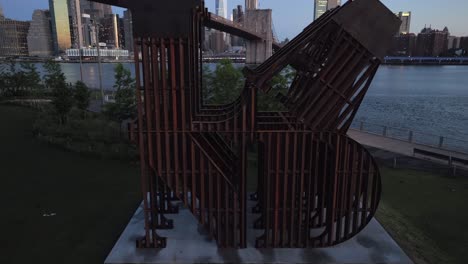 Una-Vista-Aérea-De-La-Escultura-Terrestre-En-El-Parque-Del-Puente-De-Brooklyn-En-Nueva-York-Por-La-Mañana-Mientras-El-Parque-Estaba-Vacío