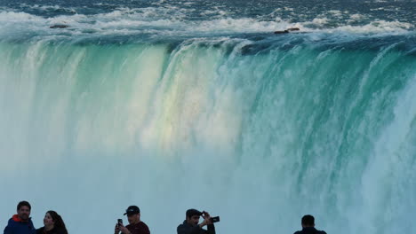 Los-Turistas-Se-Reúnen-Frente-Al-Lado-Canadiense-De-Las-Cataratas-Del-Niágara-Durante-La-Hora-Dorada.