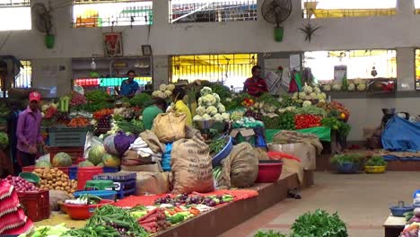 Everyday-life-for-the-locals-at-the-colourful-Mapusa-market-in-Panjim,-Goa,-India