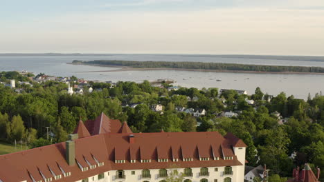 Luftaufnahme:-Vorwärtsbewegung-über-Dem-Algonquin-Hotel,-Um-Die-Stadt-St.-Zu-Enthüllen