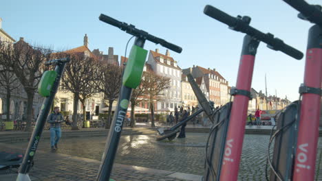 Lime--Und-Voli-Elektroroller,-Stationär-Geparkt-Im-Berühmten-Stadtteil-Nyhavn-In-Kopenhagen,-Dänemark