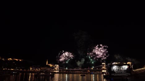 Maravilloso-Espectáculo-De-Fuegos-Artificiales-En-El-Río-Danubio-En-Budapest-En-El-Famoso-Puente-De-Las-Cadenas