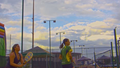 Hermanas-Jugando-Tenis-De-Playa-En-Brasil