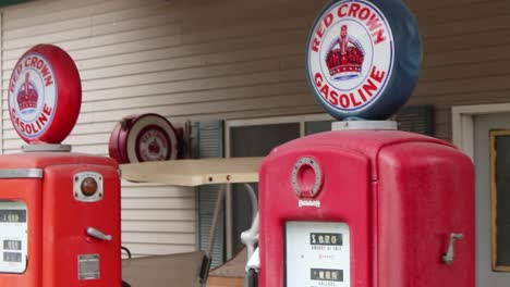 Corona-Roja-Vintage-Y-Bombas-De-Gasolina-Estándar-En-Una-Antigua-Estación-De-Servicio-02