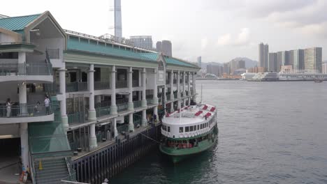 El-Ferry-De-Pasajeros-Star-Ferry-Amarrado-En-El-Muelle.