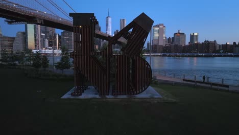 Una-Vista-De-ángulo-Bajo-De-La-Escultura-Terrestre-En-El-Parque-Del-Puente-De-Brooklyn-En-Nueva-York-Durante-El-Día-Mientras-El-Parque-Estaba-Vacío