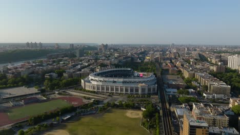 Vista-Aérea-Inclinada-Hacia-El-Estadio-Yankee-En-El-Bronx,-Hora-Dorada-En-Nueva-York,-Estados-Unidos