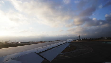 Avión-Preparándose-Para-Abordar-El-Aeropuerto-De-Lisboa.