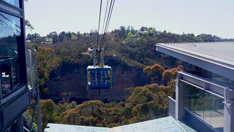 Teleférico-Panorámico-Que-Sale-Sobre-Montañas-Azules